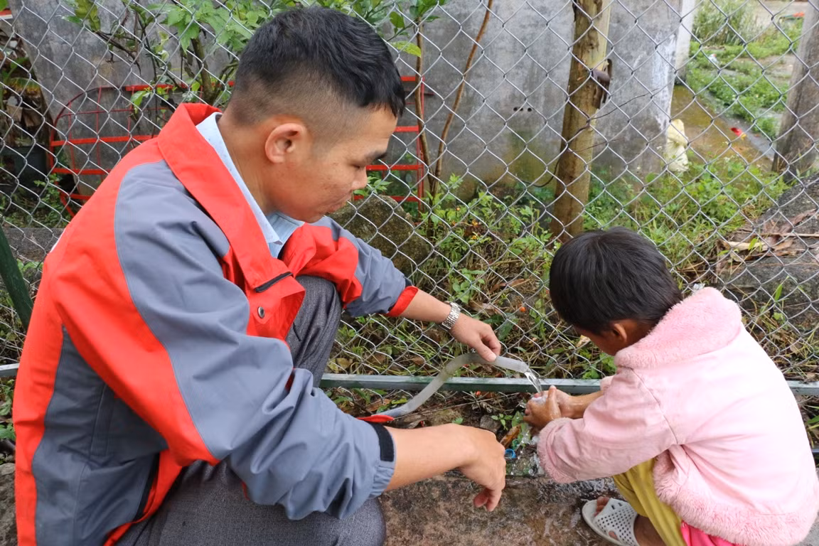 Ngoài dạy chữ, thầy Sằn còn quan tâm dạy bảo các em học sinh từng công việc nhỏ nhặt.