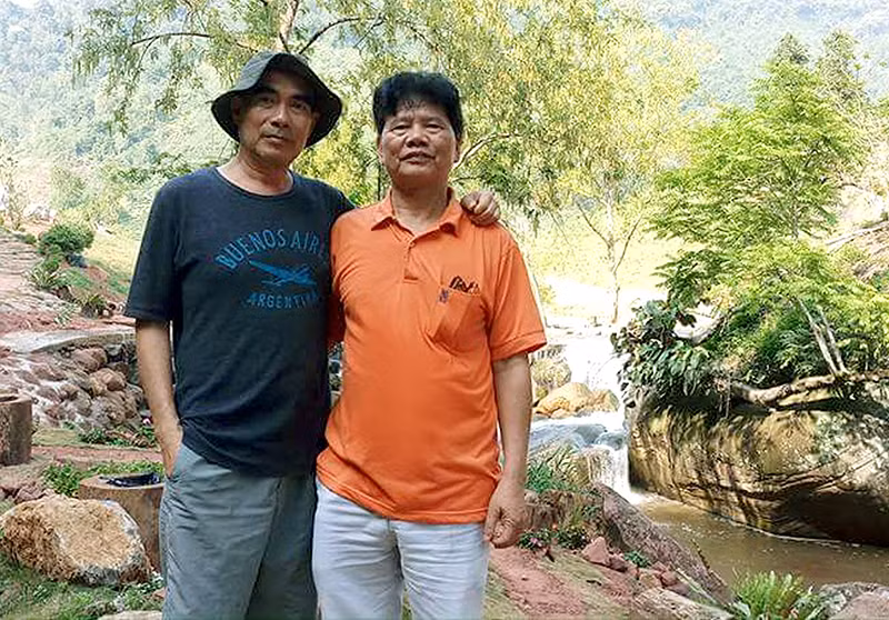 Nhà văn Dương Hướng (bên phải) và đạo diễn Lưu Trọng Ninh trong một chuyến khảo sát bối cảnh để làm phim.