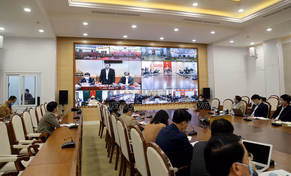 Đồng chí Nguyễn Xuân Ký, Bí thư Tỉnh ủy, Chủ tịch HĐND tỉnh, Trưởng Ban Chỉ đạo cấp tỉnh phòng, chống dịch Covid-19, chủ trì cuộc họp trực tuyến toàn tỉnh từ điểm cầu Hà Nội, ngày 28/1. Ảnh: Minh Hà