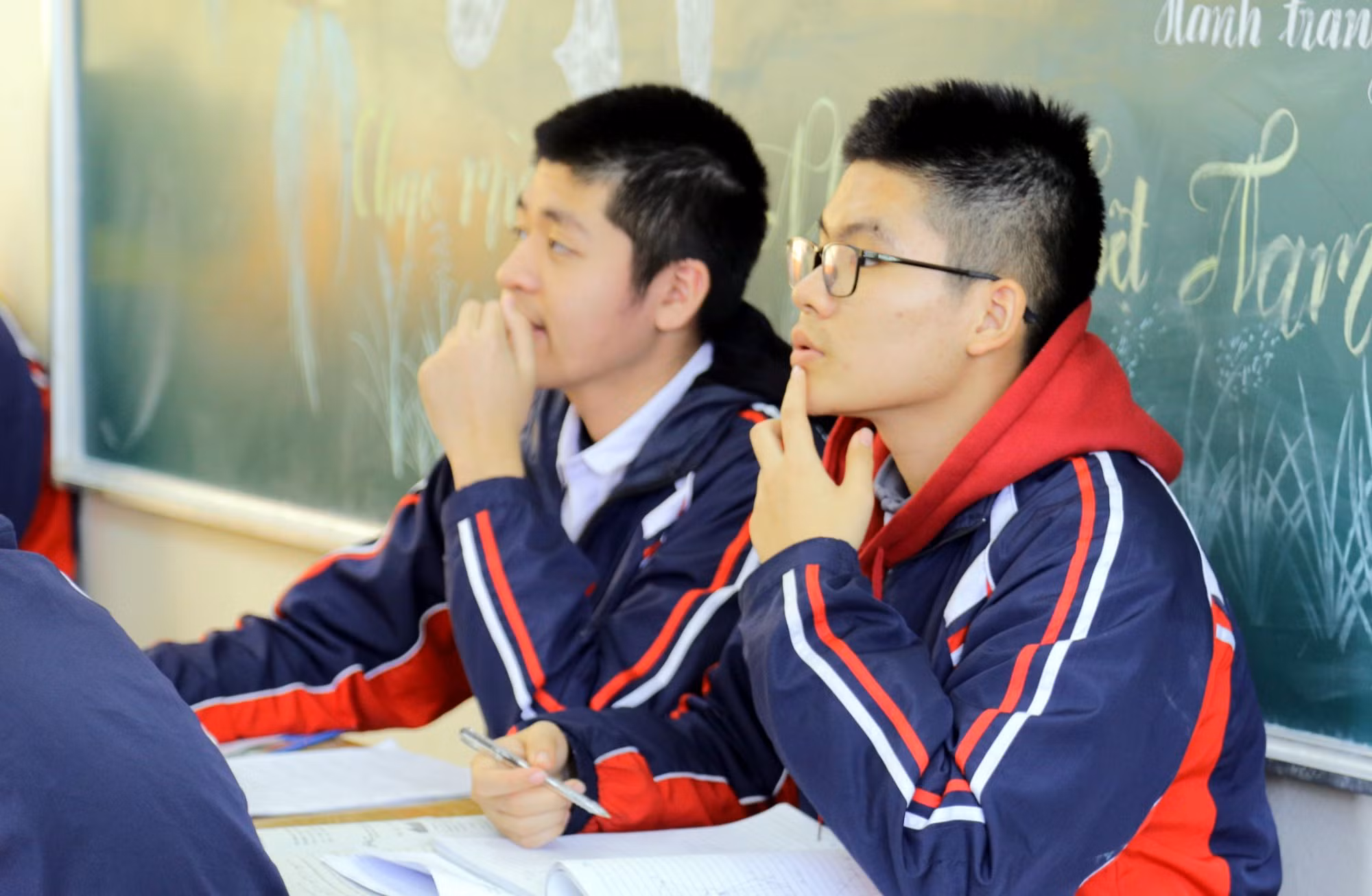 Khánh luôn tập trung, điềm tĩnh, dù là khi nghe thầy giáo giảng bài...