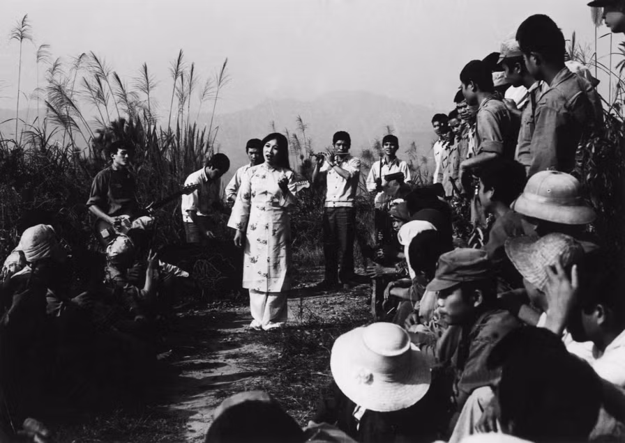 Nghệ sĩ Vùng mỏ Kim Oanh và đội văn công xung kích của Công ty Than Hòn Gai biểu diễn phục vụ bộ đội đang làm nhiệm vụ bảo vệ biên giới. Ảnh: Đoàn Đạt.