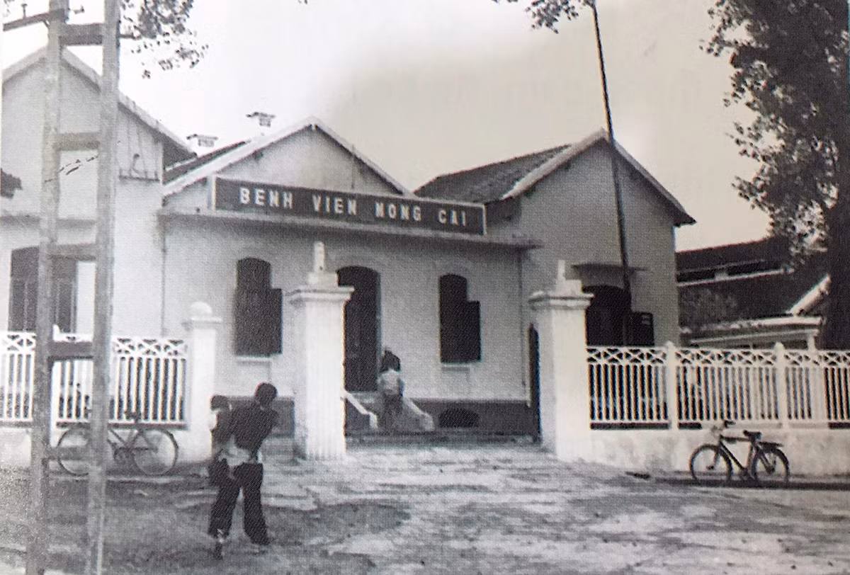Bệnh viện Móng Cái nơi bác sĩ Nguyễn Ngọc Hàm từng làm việc. Ảnh tư liệu trong sách 