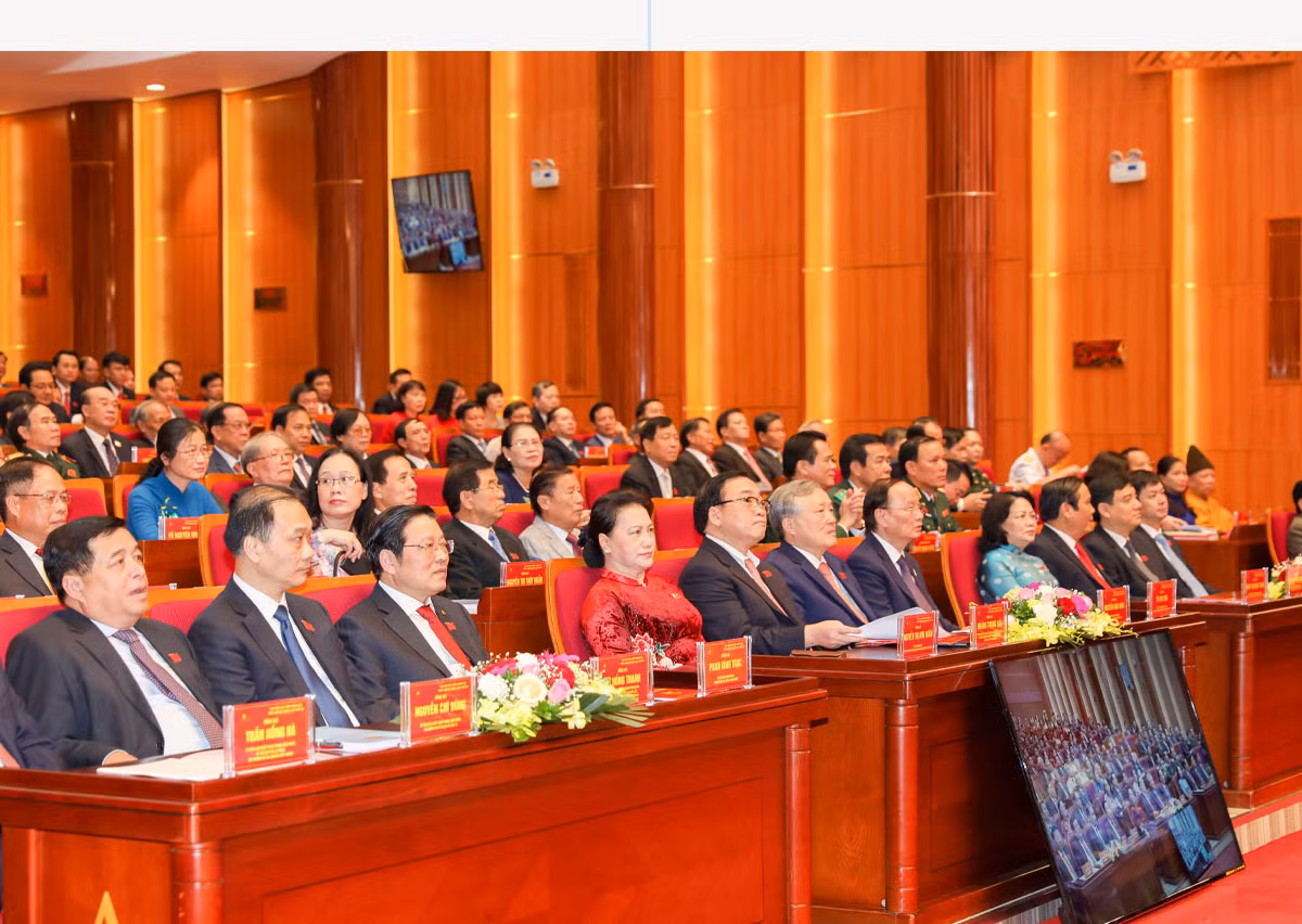 8h00: Khai mạc trọng thể Đại hội Đại biểu Đảng bộ tỉnh Quảng Ninh lần thứ XV, nhiệm kỳ 2020-2025. Đồng chí Nguyễn Thị Kim Ngân, Uỷ viên Bộ Chính trị, Chủ tịch Quốc hội nước Cộng hoà xã hội chủ nghĩa Việt Nam dự và chỉ đạo Đại hội. Lãnh đạo Đảng, Nhà nước dự Đại hội. Đoàn Chủ tịch điều hành Đại hội. Đồng chí Nguyễn Thị Kim Ngân, Ủy viên Bộ Chính trị, Chủ tịch Quốc hội Nước Cộng hoà Xã hội Chủ nghĩa Việt Nam phấn khởi trước những kết quả tỉnh Quảng Ninh đạt được trong thực hiện Nghị quyết Đại hội Đảng toàn quốc lần thứ XII và Nghị quyết Đại hội Đảng bộ tỉnh lần thứ XIV. Thay mặt Đoàn Chủ tịch, đồng chí Nguyễn Xuân Ký, Bí thư Tỉnh ủy khoá XIV, Chủ tịch HĐND tỉnh trình bày báo cáo chính trị của Ban Chấp hành Đảng bộ tỉnh khóa XIV trình Đại hội. Thay mặt Đoàn Chủ tịch, đồng chí Nguyễn Văn Thắng, Phó Bí thư Tỉnh ủy khoá XIV, Chủ tịch UBND tỉnh phát biểu khai mạc Đại hội, nhấn mạnh: Đại hội tập trung vào 4 nhiệm vụ trọng tâm. Đồng chí Ngô Hoàng Ngân, Phó Bí thư Thường trực Tỉnh ủy khoá XIV trình bày Báo cáo kiểm điểm sự lãnh đạo, chỉ đạo của Ban Chấp hành Đảng bộ tỉnh khóa XIV. THẢO LUẬN TẠI HỘI TRƯỜNG BẦU BAN CHẤP HÀNH ĐẢNG BỘ TỈNH KHOÁ XV: 53 đồng chí trúng cử (42 đồng chí tái cử, 11 đồng chí tham gia lần đầu)