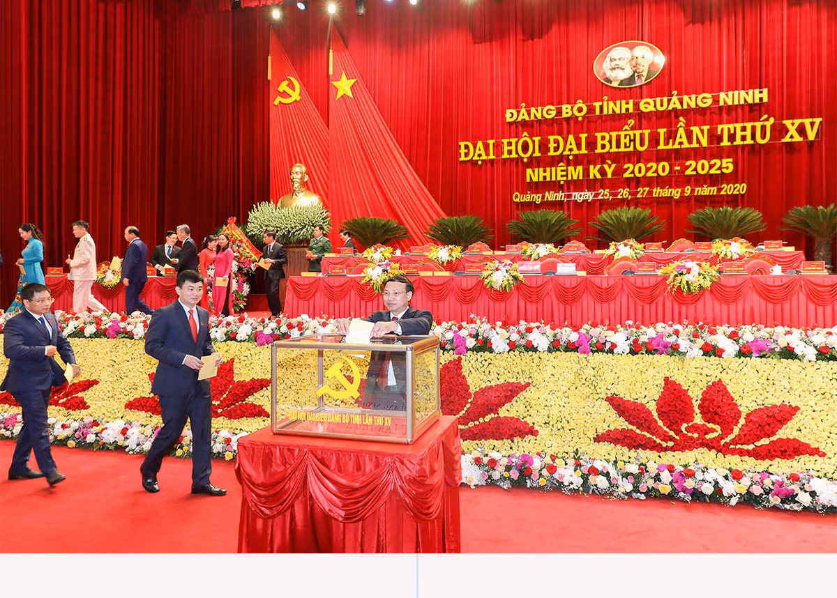 8h00: Khai mạc trọng thể Đại hội Đại biểu Đảng bộ tỉnh Quảng Ninh lần thứ XV, nhiệm kỳ 2020-2025. Đồng chí Nguyễn Thị Kim Ngân, Uỷ viên Bộ Chính trị, Chủ tịch Quốc hội nước Cộng hoà xã hội chủ nghĩa Việt Nam dự và chỉ đạo Đại hội. Lãnh đạo Đảng, Nhà nước dự Đại hội. Đoàn Chủ tịch điều hành Đại hội. Đồng chí Nguyễn Thị Kim Ngân, Ủy viên Bộ Chính trị, Chủ tịch Quốc hội Nước Cộng hoà Xã hội Chủ nghĩa Việt Nam phấn khởi trước những kết quả tỉnh Quảng Ninh đạt được trong thực hiện Nghị quyết Đại hội Đảng toàn quốc lần thứ XII và Nghị quyết Đại hội Đảng bộ tỉnh lần thứ XIV. Thay mặt Đoàn Chủ tịch, đồng chí Nguyễn Xuân Ký, Bí thư Tỉnh ủy khoá XIV, Chủ tịch HĐND tỉnh trình bày báo cáo chính trị của Ban Chấp hành Đảng bộ tỉnh khóa XIV trình Đại hội. Thay mặt Đoàn Chủ tịch, đồng chí Nguyễn Văn Thắng, Phó Bí thư Tỉnh ủy khoá XIV, Chủ tịch UBND tỉnh phát biểu khai mạc Đại hội, nhấn mạnh: Đại hội tập trung vào 4 nhiệm vụ trọng tâm. Đồng chí Ngô Hoàng Ngân, Phó Bí thư Thường trực Tỉnh ủy khoá XIV trình bày Báo cáo kiểm điểm sự lãnh đạo, chỉ đạo của Ban Chấp hành Đảng bộ tỉnh khóa XIV. THẢO LUẬN TẠI HỘI TRƯỜNG BẦU BAN CHẤP HÀNH ĐẢNG BỘ TỈNH KHOÁ XV: 53 đồng chí trúng cử (42 đồng chí tái cử, 11 đồng chí tham gia lần đầu)