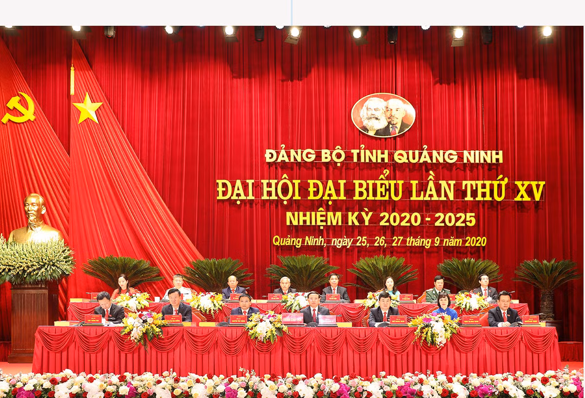 8h00: Khai mạc trọng thể Đại hội Đại biểu Đảng bộ tỉnh Quảng Ninh lần thứ XV, nhiệm kỳ 2020-2025. Đồng chí Nguyễn Thị Kim Ngân, Uỷ viên Bộ Chính trị, Chủ tịch Quốc hội nước Cộng hoà xã hội chủ nghĩa Việt Nam dự và chỉ đạo Đại hội. Lãnh đạo Đảng, Nhà nước dự Đại hội. Đoàn Chủ tịch điều hành Đại hội. Đồng chí Nguyễn Thị Kim Ngân, Ủy viên Bộ Chính trị, Chủ tịch Quốc hội Nước Cộng hoà Xã hội Chủ nghĩa Việt Nam phấn khởi trước những kết quả tỉnh Quảng Ninh đạt được trong thực hiện Nghị quyết Đại hội Đảng toàn quốc lần thứ XII và Nghị quyết Đại hội Đảng bộ tỉnh lần thứ XIV. Thay mặt Đoàn Chủ tịch, đồng chí Nguyễn Xuân Ký, Bí thư Tỉnh ủy khoá XIV, Chủ tịch HĐND tỉnh trình bày báo cáo chính trị của Ban Chấp hành Đảng bộ tỉnh khóa XIV trình Đại hội. Thay mặt Đoàn Chủ tịch, đồng chí Nguyễn Văn Thắng, Phó Bí thư Tỉnh ủy khoá XIV, Chủ tịch UBND tỉnh phát biểu khai mạc Đại hội, nhấn mạnh: Đại hội tập trung vào 4 nhiệm vụ trọng tâm. Đồng chí Ngô Hoàng Ngân, Phó Bí thư Thường trực Tỉnh ủy khoá XIV trình bày Báo cáo kiểm điểm sự lãnh đạo, chỉ đạo của Ban Chấp hành Đảng bộ tỉnh khóa XIV. THẢO LUẬN TẠI HỘI TRƯỜNG BẦU BAN CHẤP HÀNH ĐẢNG BỘ TỈNH KHOÁ XV: 53 đồng chí trúng cử (42 đồng chí tái cử, 11 đồng chí tham gia lần đầu)