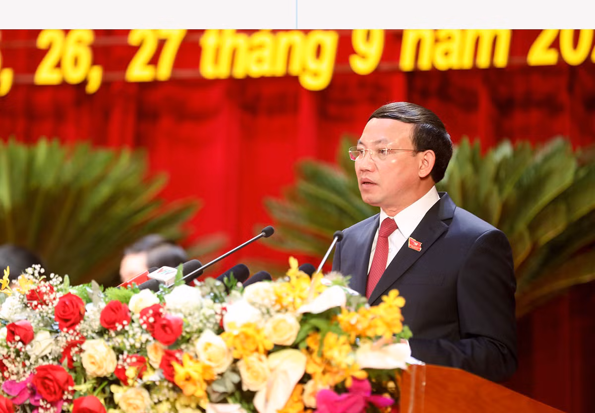 8h00: Khai mạc trọng thể Đại hội Đại biểu Đảng bộ tỉnh Quảng Ninh lần thứ XV, nhiệm kỳ 2020-2025. Đồng chí Nguyễn Thị Kim Ngân, Uỷ viên Bộ Chính trị, Chủ tịch Quốc hội nước Cộng hoà xã hội chủ nghĩa Việt Nam dự và chỉ đạo Đại hội. Lãnh đạo Đảng, Nhà nước dự Đại hội. Đoàn Chủ tịch điều hành Đại hội. Đồng chí Nguyễn Thị Kim Ngân, Ủy viên Bộ Chính trị, Chủ tịch Quốc hội Nước Cộng hoà Xã hội Chủ nghĩa Việt Nam phấn khởi trước những kết quả tỉnh Quảng Ninh đạt được trong thực hiện Nghị quyết Đại hội Đảng toàn quốc lần thứ XII và Nghị quyết Đại hội Đảng bộ tỉnh lần thứ XIV. Thay mặt Đoàn Chủ tịch, đồng chí Nguyễn Xuân Ký, Bí thư Tỉnh ủy khoá XIV, Chủ tịch HĐND tỉnh trình bày báo cáo chính trị của Ban Chấp hành Đảng bộ tỉnh khóa XIV trình Đại hội. Thay mặt Đoàn Chủ tịch, đồng chí Nguyễn Văn Thắng, Phó Bí thư Tỉnh ủy khoá XIV, Chủ tịch UBND tỉnh phát biểu khai mạc Đại hội, nhấn mạnh: Đại hội tập trung vào 4 nhiệm vụ trọng tâm. Đồng chí Ngô Hoàng Ngân, Phó Bí thư Thường trực Tỉnh ủy khoá XIV trình bày Báo cáo kiểm điểm sự lãnh đạo, chỉ đạo của Ban Chấp hành Đảng bộ tỉnh khóa XIV. THẢO LUẬN TẠI HỘI TRƯỜNG BẦU BAN CHẤP HÀNH ĐẢNG BỘ TỈNH KHOÁ XV: 53 đồng chí trúng cử (42 đồng chí tái cử, 11 đồng chí tham gia lần đầu)