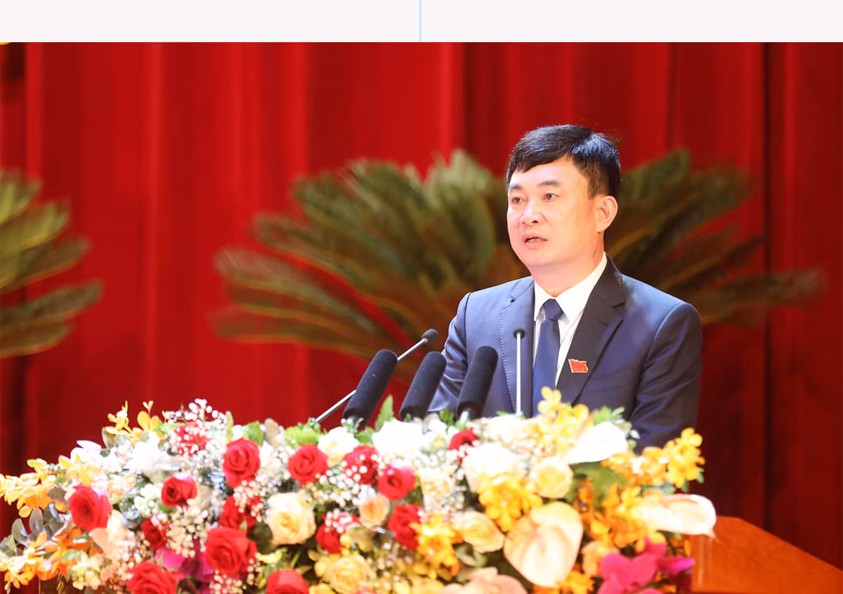 8h00: Khai mạc trọng thể Đại hội Đại biểu Đảng bộ tỉnh Quảng Ninh lần thứ XV, nhiệm kỳ 2020-2025. Đồng chí Nguyễn Thị Kim Ngân, Uỷ viên Bộ Chính trị, Chủ tịch Quốc hội nước Cộng hoà xã hội chủ nghĩa Việt Nam dự và chỉ đạo Đại hội. Lãnh đạo Đảng, Nhà nước dự Đại hội. Đoàn Chủ tịch điều hành Đại hội. Đồng chí Nguyễn Thị Kim Ngân, Ủy viên Bộ Chính trị, Chủ tịch Quốc hội Nước Cộng hoà Xã hội Chủ nghĩa Việt Nam phấn khởi trước những kết quả tỉnh Quảng Ninh đạt được trong thực hiện Nghị quyết Đại hội Đảng toàn quốc lần thứ XII và Nghị quyết Đại hội Đảng bộ tỉnh lần thứ XIV. Thay mặt Đoàn Chủ tịch, đồng chí Nguyễn Xuân Ký, Bí thư Tỉnh ủy khoá XIV, Chủ tịch HĐND tỉnh trình bày báo cáo chính trị của Ban Chấp hành Đảng bộ tỉnh khóa XIV trình Đại hội. Thay mặt Đoàn Chủ tịch, đồng chí Nguyễn Văn Thắng, Phó Bí thư Tỉnh ủy khoá XIV, Chủ tịch UBND tỉnh phát biểu khai mạc Đại hội, nhấn mạnh: Đại hội tập trung vào 4 nhiệm vụ trọng tâm. Đồng chí Ngô Hoàng Ngân, Phó Bí thư Thường trực Tỉnh ủy khoá XIV trình bày Báo cáo kiểm điểm sự lãnh đạo, chỉ đạo của Ban Chấp hành Đảng bộ tỉnh khóa XIV. THẢO LUẬN TẠI HỘI TRƯỜNG BẦU BAN CHẤP HÀNH ĐẢNG BỘ TỈNH KHOÁ XV: 53 đồng chí trúng cử (42 đồng chí tái cử, 11 đồng chí tham gia lần đầu)