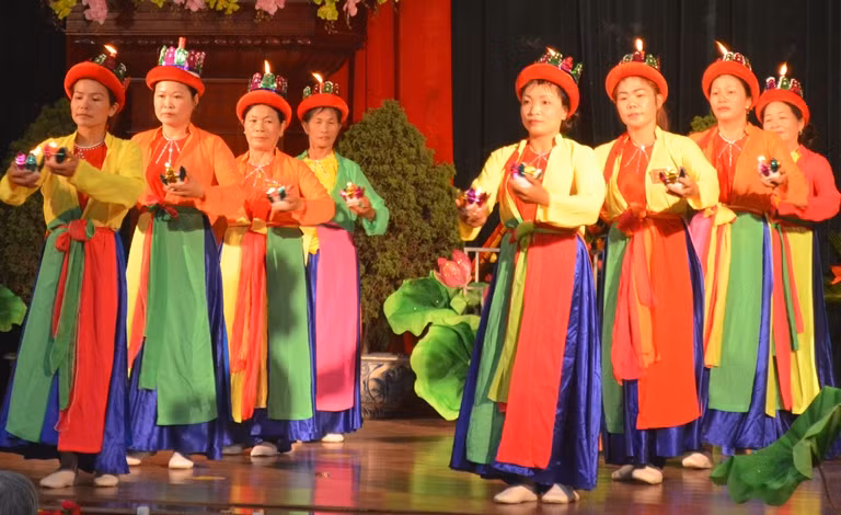Những điệu múa bài bông, múa đội đèn thường xuất hiện trong các hội đình của người Việt ở các làng biển xưa.