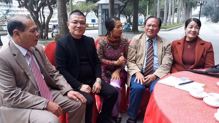 Nghệ nhân người Việt ở hai bên biên giới trò chuyện lúc chia tay.