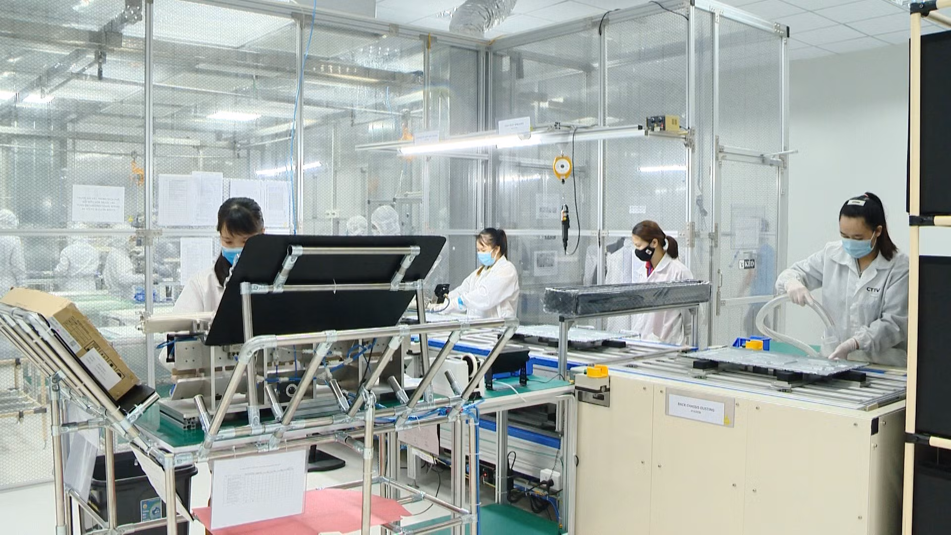Tập đoàn Foxconn (KCN Đông Mai, TX Quảng Yên) cho ra lô sản phẩm công nghệ cao, công nghiệp chế biến, chế tạo đầu tiên tại Quảng Ninh, tháng 11/2020. Ảnh: Thu Chung.