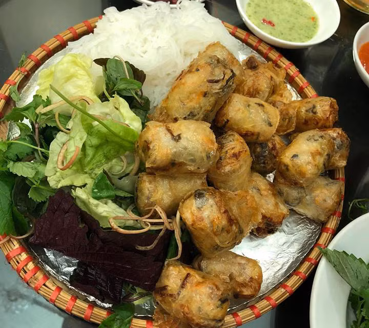 Nem hà cần ăn nóng kèm rau sống, bún.