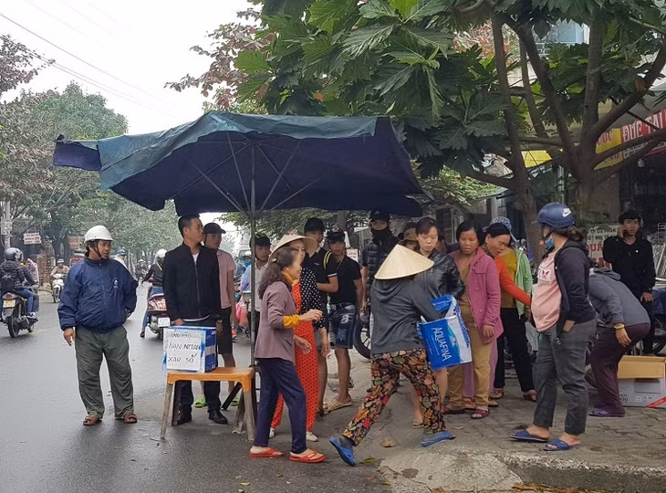 Người dân quyên góp tiền xe đưa thi thể nạn nhân về quê