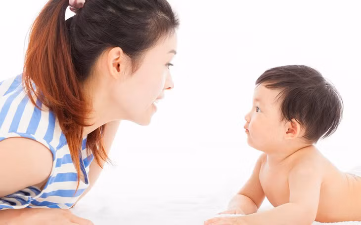 Việc gần gũi giữa mẹ và trẻ sơ sinh kích thích sự đồng bộ não
