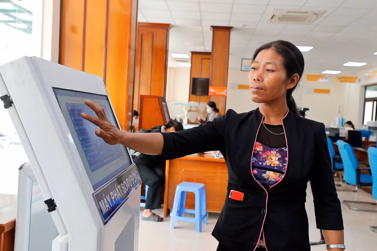 Người dân đến đăng ký giải quyết thủ tục hành chính tại Trung tâm phục vụ hành chính công tỉnh Kon Tum. (Ảnh: Minh Quyết/TTXVN)