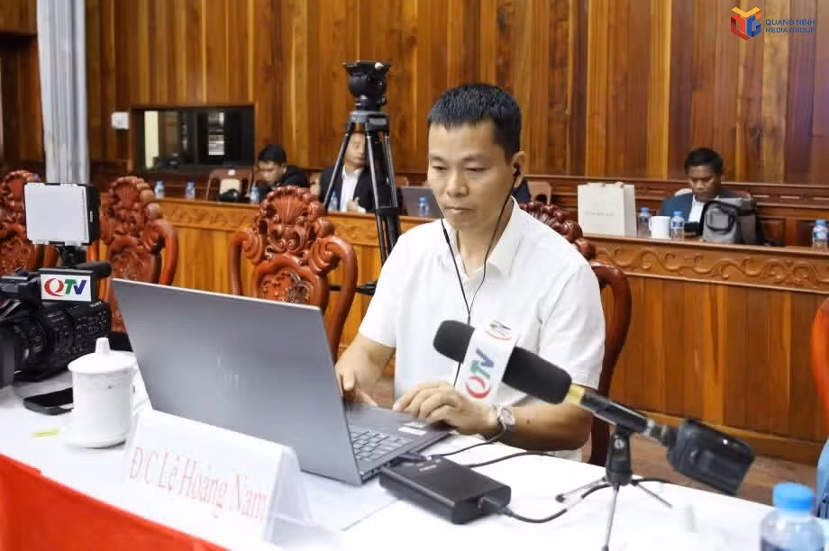 2528537-phong-vien-le-hoang-nam-phong-thoi-su-bao-va-phat-thanh-truyen-hinh-quang-ninh-tac-nghiep-tai-lao.jpg