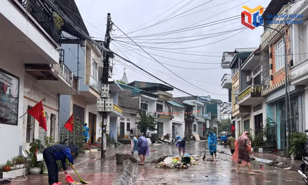 Người dân Tiên Yên dọn dẹp đường phố sau khi nước lũ rút.