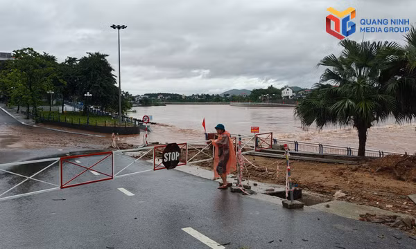 Lãnh đạo xã Tiên Yên sâu sát chỉ đạo các lực lượng chức năng túc trực, theo dõi sát diễn biến của nước lũ, kịp thời báo cáo và xử lý các tình huống phát sinh.