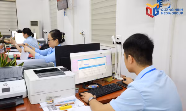 Cán bộ Trung tâm Phục vụ hành chính công phường Mạo Khê xử lý hồ sơ TTHC phục vụ người dân, doanh nghiệp trên hệ thống Cổng Dịch vụ công quốc gia.