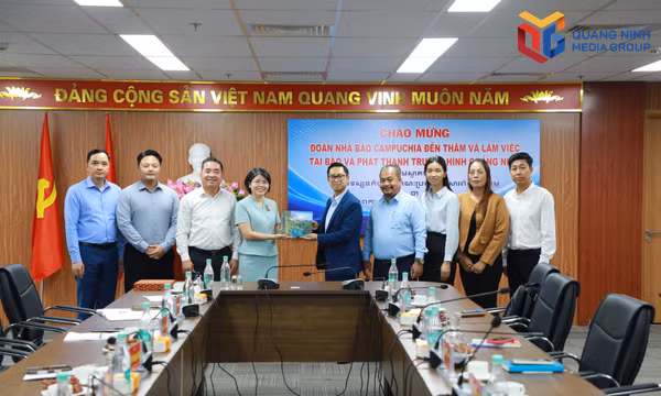 Đoàn nhà báo Vương quốc Campuchia thăm, làm việc tại Báo và phát thanh, truyền hình Quảng Ninh