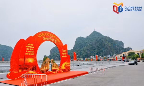 Rực rỡ cờ hoa đón mừng thành phố Quảng Ninh