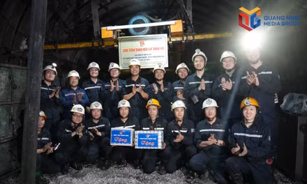 Gắn biển công trình hệ thống tời cáp treo chở người của Công ty CP Than Núi Béo