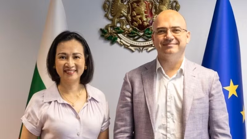 Đại sứ Nguyễn Thị Minh Nguyệt và Bộ trưởng Du lịch Bulgaria Ilin Dimitrov. (Ảnh: Đại sứ quán Việt Nam tại Bulgaria cung cấp)