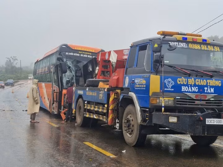 Chiếc xe khách được cẩu khỏi hiện trường.
