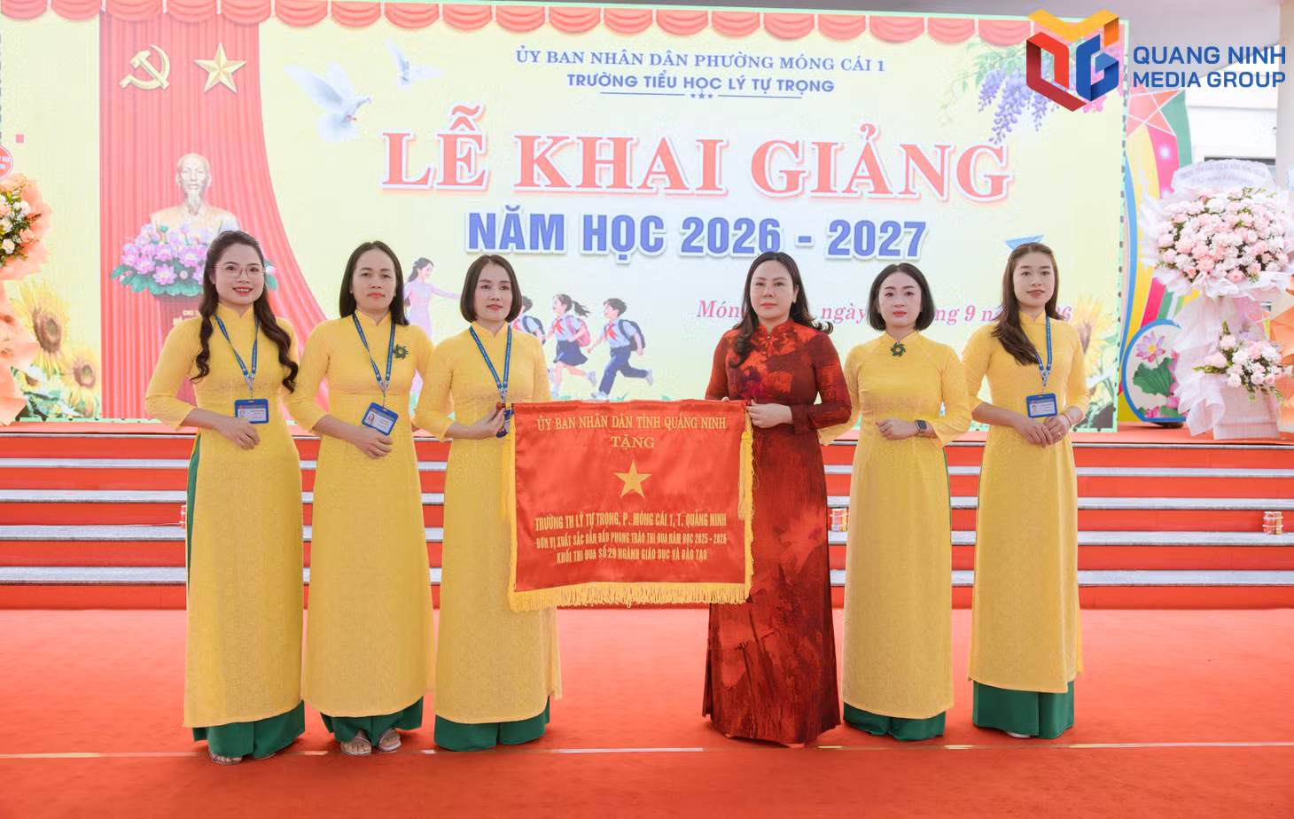 Đồng chí Nguyễn Thị Hiền, Thành ủy viên, Bí thư Đảng ủy phường Móng Cái 1 thừa ủy quyền của thành phố Quảng Ninh trao cờ cho Trường Tiểu học Lý Tự Trọng, phường Móng Cái 1.