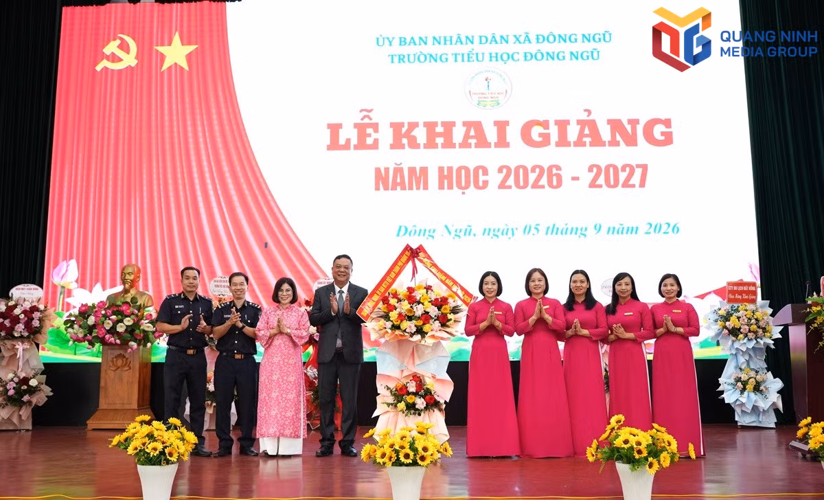 Đồng chí Phạm Quốc Hưng, Thành ủy viên, Chi cục trưởng Chi cục Hải quan khu vực VIII tặng hoa chúc mừng thầy trò trường Tiểu học Đông Ngũ khai giảng năm học mới.