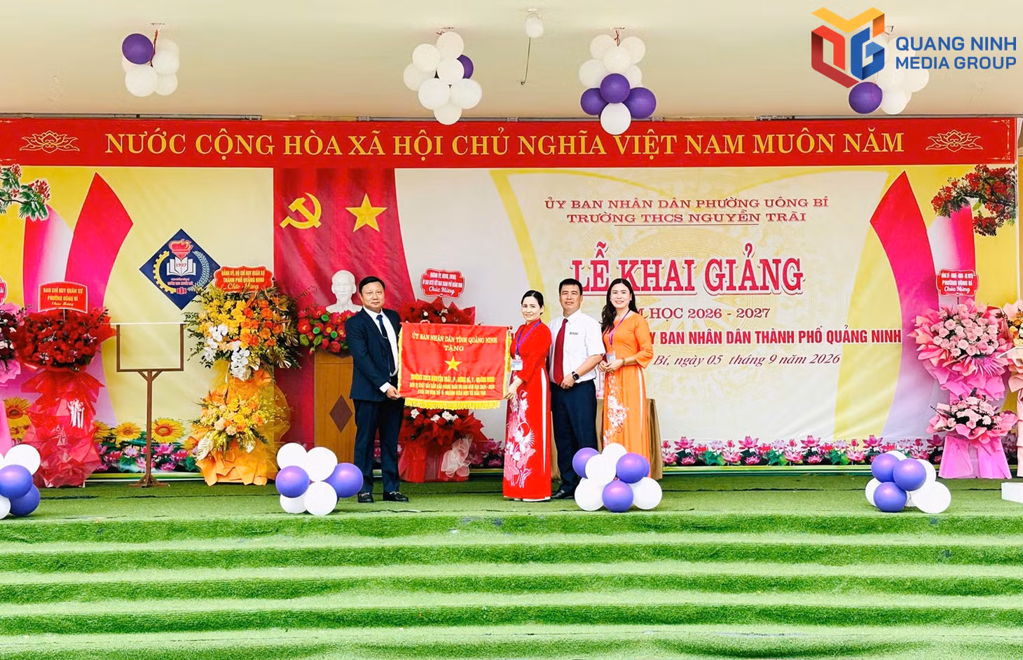 Đại tá Lê Trọng Hòa, Ủy viên Ban Thường vụ Thành ủy, Chỉ huy trưởng Bộ CHQS thành phố Quảng Ninh, trao Cờ thi đua của UBND thành phố Quảng Ninh tặng Trường THCS Nguyễn Trãi, đơn vị xuất sắc dẫn đầu phong trào thi đua năm học 2025-2026, Khối thi đua số 6 ngành Giáo dục và Đào tạo.