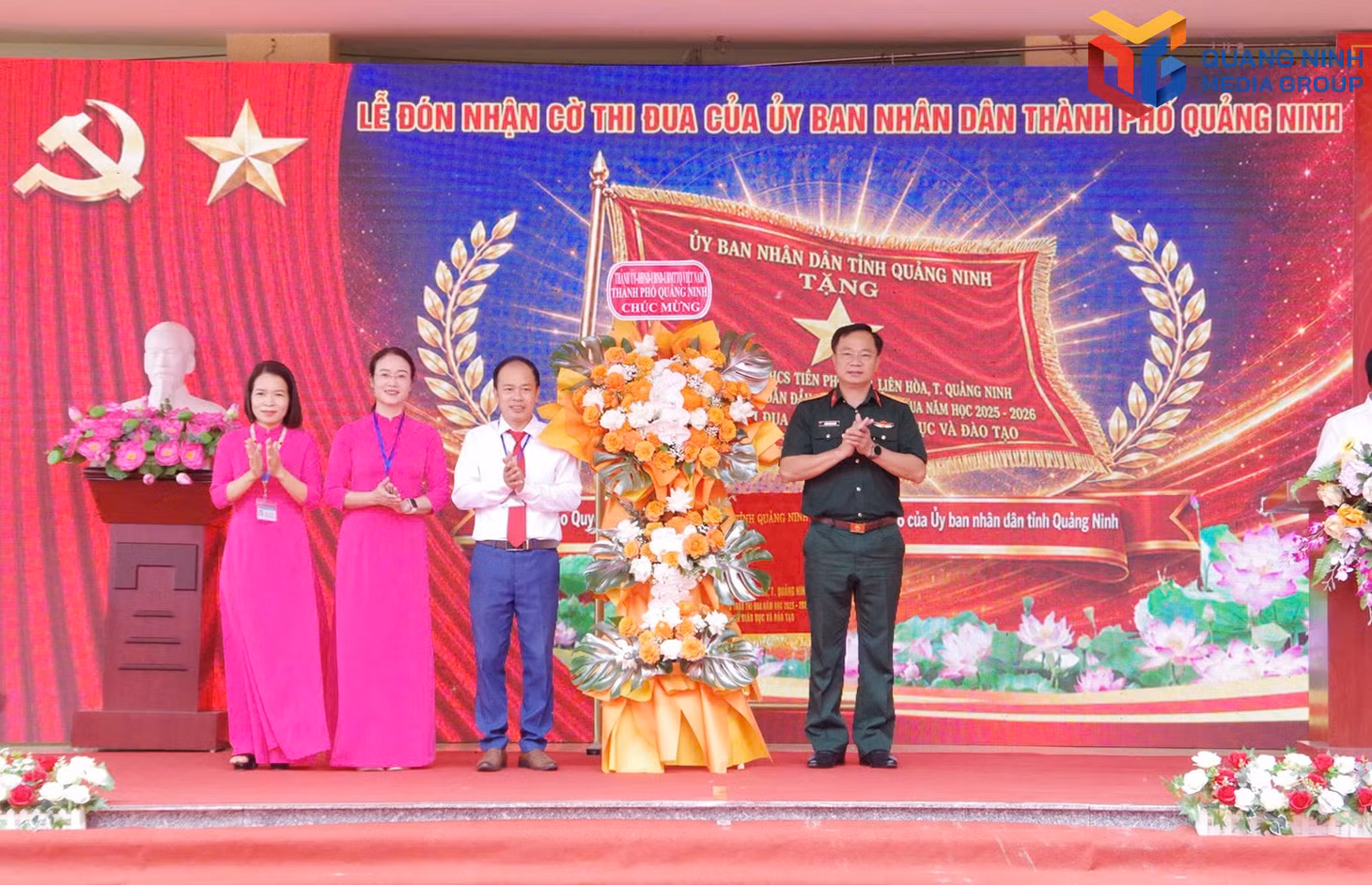 Đại tá Hoàng Văn Thuyết, Thành ủy viên, Phó Bí thư Thường trực Đảng ủy, Chính ủy Bộ CHQS thành phố Quảng Ninh tặng hoa chúc mừng, động viên cán bộ, giáo viên, học sinh nhà trường tiếp tục đoàn kết, thi đua dạy tốt, học tốt, hoàn thành thắng lợi nhiệm vụ năm học mới.