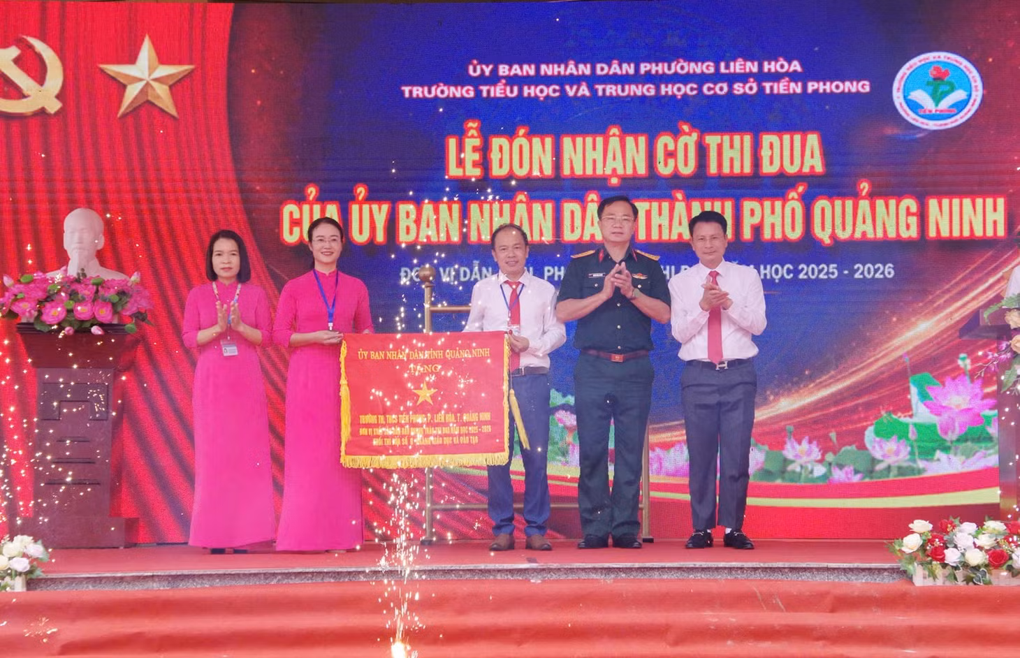 Đại tá Hoàng Văn Thuyết trao Cờ thi đua của UBND thành phố Quảng Ninh tặng Trường TH&amp;THCS Tiền Phong, đơn vị xuất sắc dẫn đầu phong trào thi đua năm học 2025-2026, Khối thi đua số 9 ngành Giáo dục và Đào tạo.