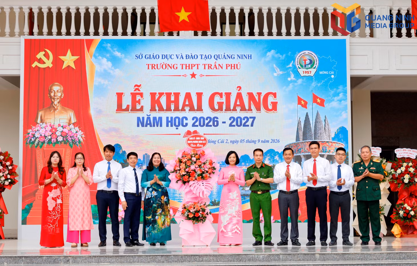 Lãnh đạo phường Móng Cái 2 tặng hoa chúc mừng Trường THPT Trần Phú.
