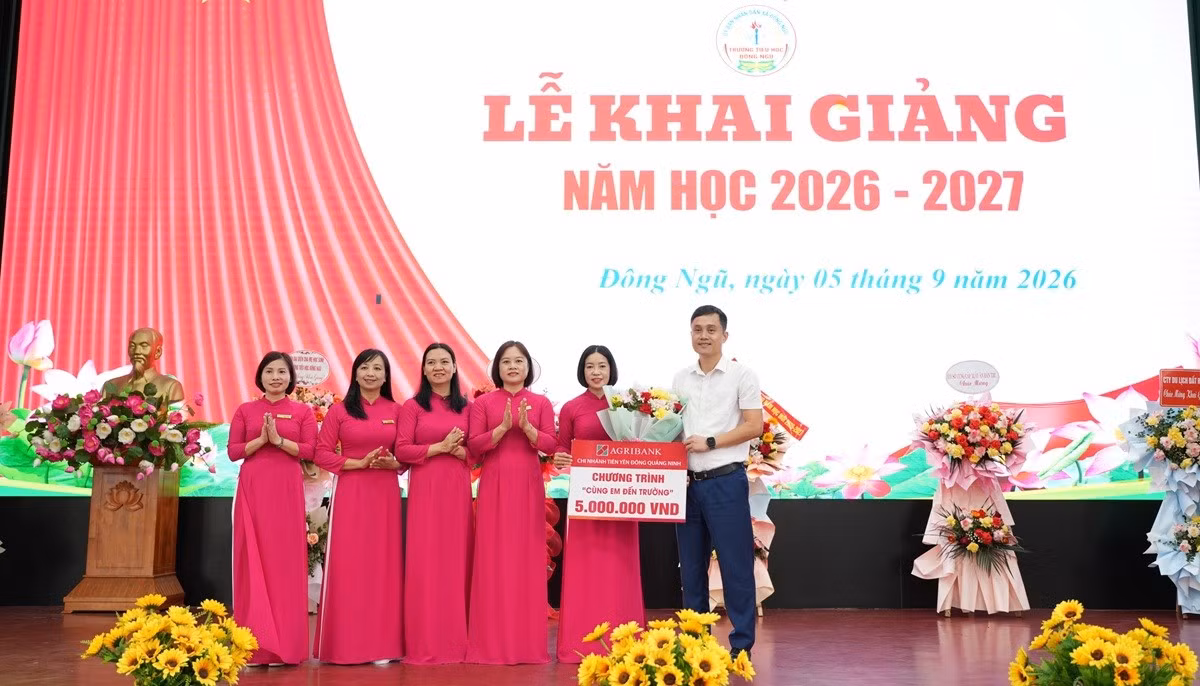 Agribank chi nhánh Đông Quảng Ninh khu vực Tiên Yên trao quà cho các em học có hoàn cảnh khó khăn của trường nhân dịp năm học mới.