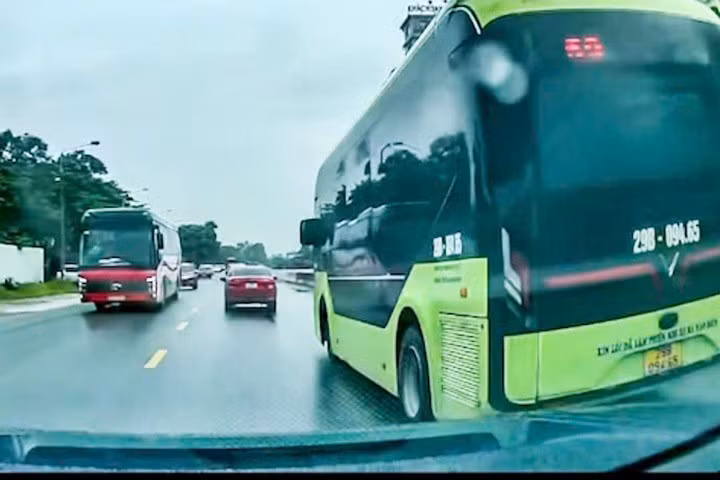 Hình ảnh xe buýt vi phạm.