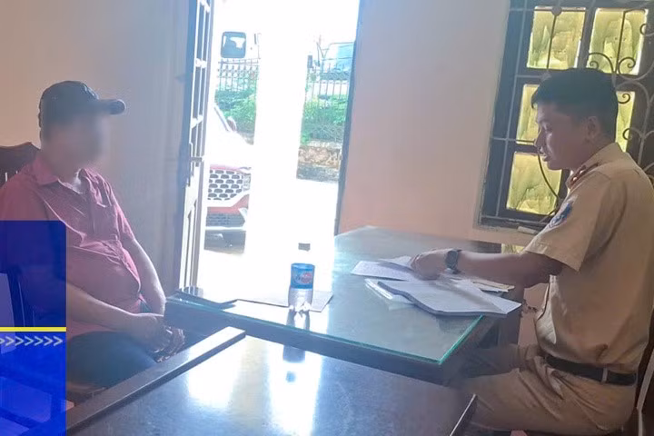 Tài xế xe buýt tại cơ quan công an.