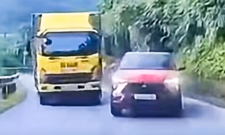Tài xế Đ.D.A. bị người dân ghi lại hành vi vượt xe tại khu vực đường cong cua ở Tuyên Quang. (Ảnh: Cục CSGT)