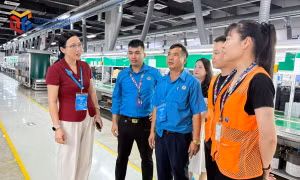 Bà Nguyễn Lan Anh, Phó Bí thư Thường trực Đảng uỷ phường Đông Mai trò chuyện với người lao động Công ty TNHH Kỹ thuật điện tử Tonly Việt Nam