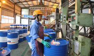 Phân xưởng Sản xuất dầu nhờn 12/11 (Công ty CP Vật tư - TKV) vận hành dây chuyền sản xuất dầu nhờn.
