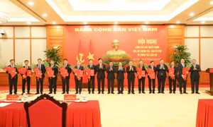 Đồng chí Đinh Hữu Thành, Phó Chủ nhiệm Ủy ban Kiểm tra Trung ương, giữ chức Phó Bí thư Thường trực Thành ủy Quảng Ninh