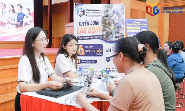 Đại diện doanh nghiệp tư vấn cho người lao động về chế độ, chính sách liên quan vị trí việc làm tuyển dụng.