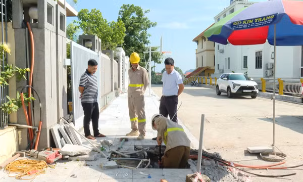 Người dân khu phố Hồng Hải 5, phường Hạ Long tham gia giám sát thực hiện công trình trên địa bàn.