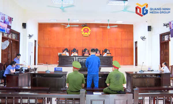 Kiểm sát viên VKSND thành phố đọc cáo trạng truy tố Đỗ Văn Bình tại phiên xét xử sơ thẩm hình sự.