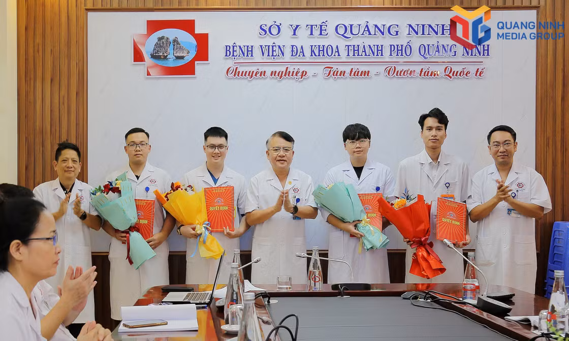 Ban Giám đốc Bệnh viện Đa khoa thành phố Quảng Ninh trao Quyết định tiếp nhận các bác sĩ nội trú trẻ vào làm việc tại bệnh viện.