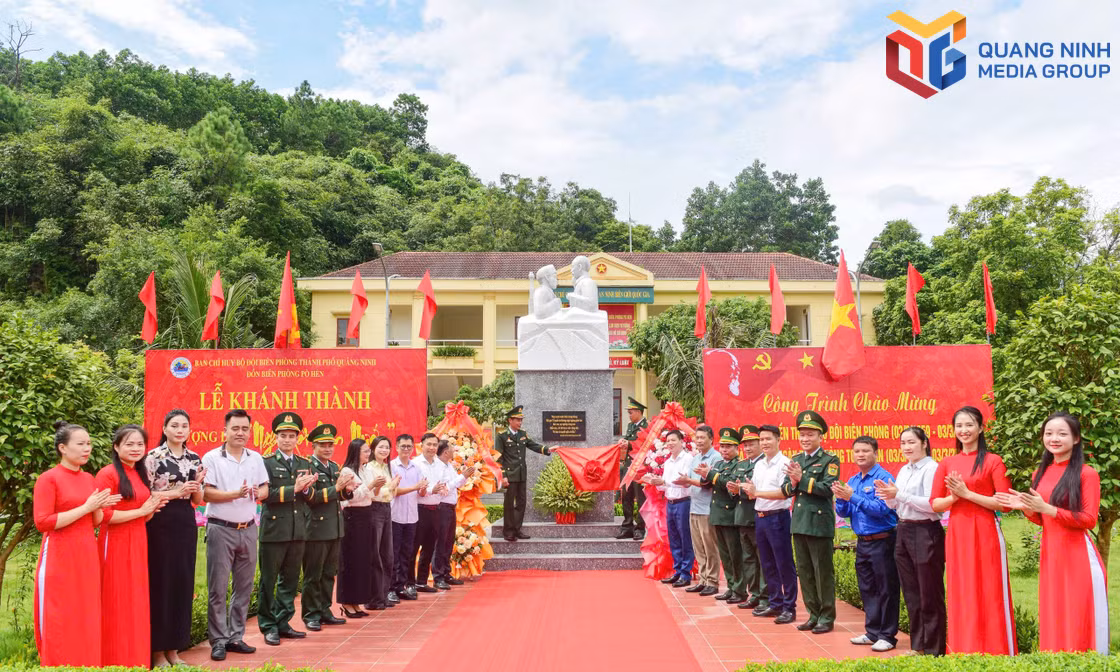 Tượng đài được đặt tại vị trí trung tâm của Đồn Biên phòng Pò Hèn.
