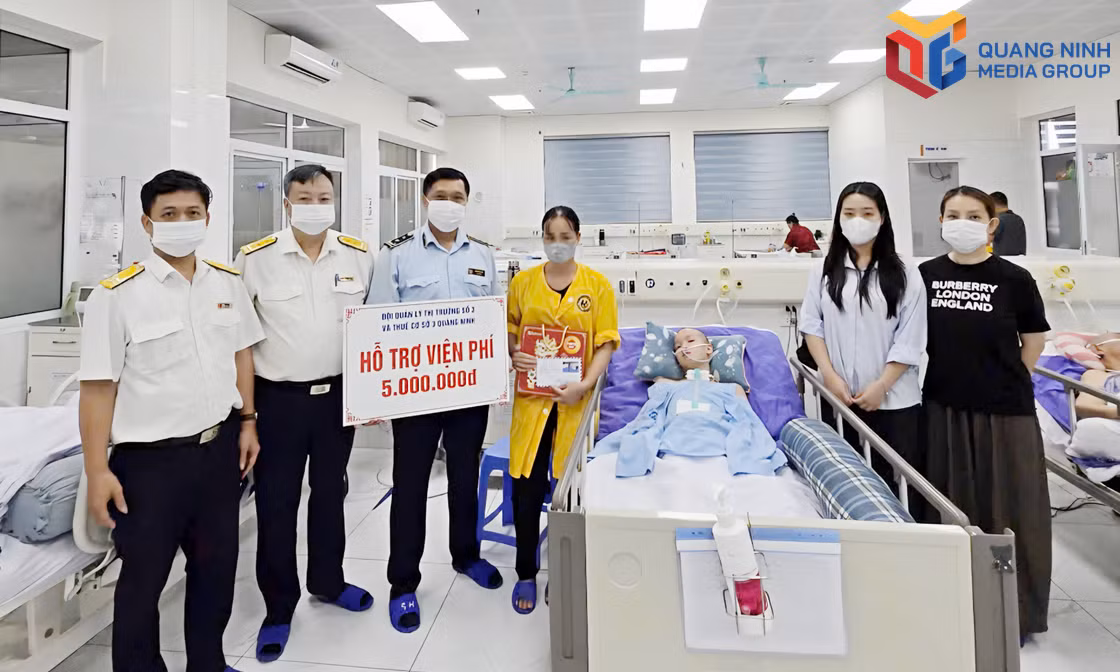 Đại diện các đơn vị đến tận giường bệnh trao kinh phí hỗ trợ em Mễ Long Giang và gia đình.