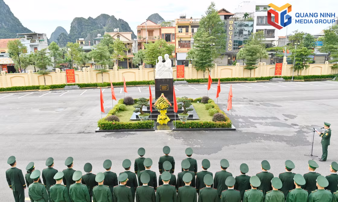 Đại tá Nguyễn Quang Hòa, Chỉ huy trưởng Ban Chỉ huy BĐBP tỉnh chỉnh hoa tại buổi lễ.