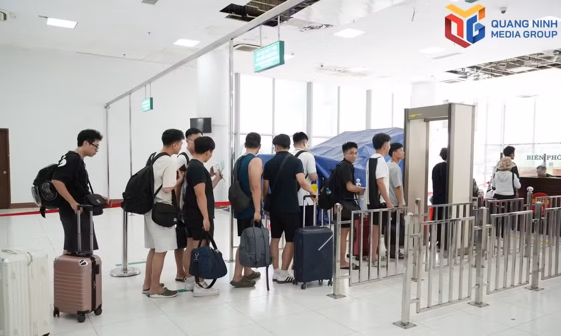 Sôi động giao thương qua cửa khẩu Móng Cái