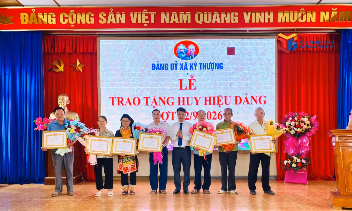 Đảng bộ xã Kỳ Thượng tổ chức trao tặng Huy hiệu Đảng đợt 2/9