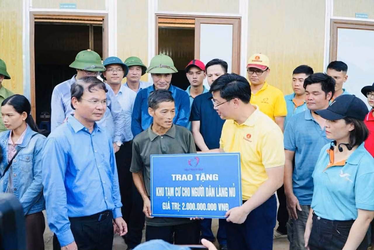 anh-2-dai-dien-quy-thien-tam-trao-tang-ho-tro-xay-dung-khu-tam-cu-cho-nguoi-dan-lang-lu-sau-bao-yagi.jpg